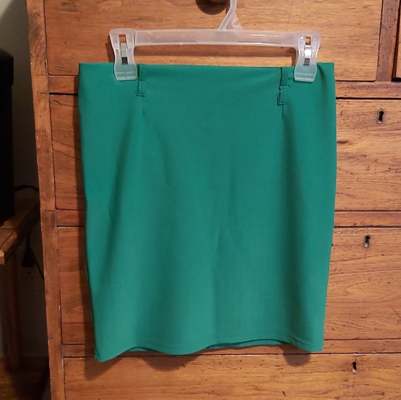 2/$25 Green Skirt. Beautiful. Say LG fits Medium - Picture 2 of 4